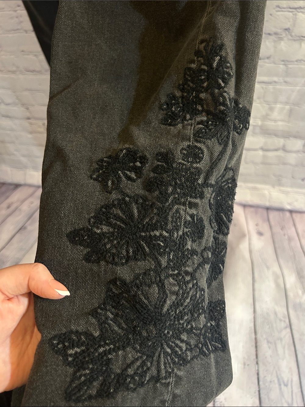 American Eagle Outfitters Black Mom Jeans with Embroidery Size Women’s 12 LONG - Picture 3 of 8